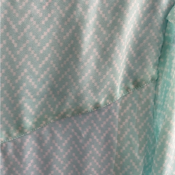 Women’s blouse size Medium - Picture 3 of 4